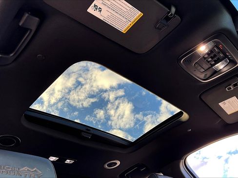 Used 2023 Chevrolet Traverse High Country image 31