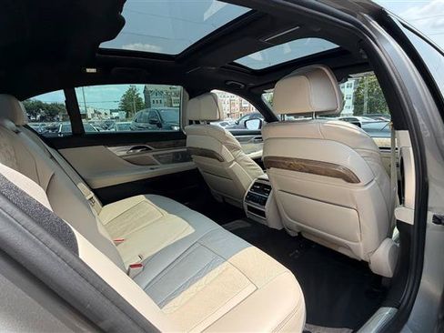 Used 2020 BMW 750i xDrive w/ Executive Package AWD/4WD image 18