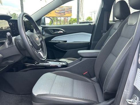 Used 2025 Chevrolet Trax LT w/ LT Convenience Package FWD image 8