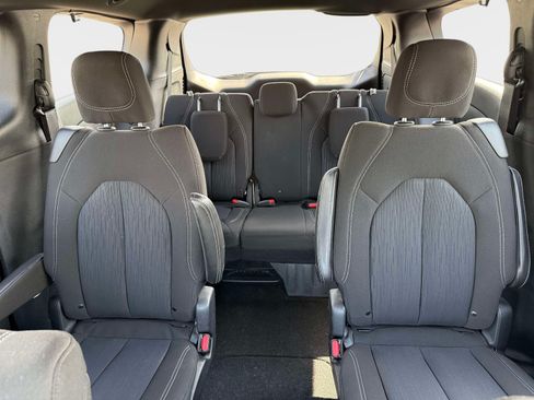 Used 2020 Chrysler Pacifica Touring w/ Advanced Safetytec Group FWD image 10