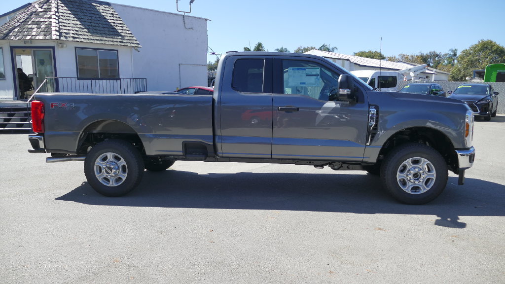 New 2026 Ford F350 XLT w/ FX4 Off-Road Package AWD/4WD image 2