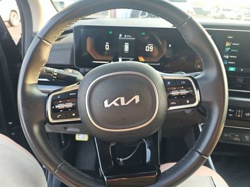 Used 2025 Kia Carnival FWD image 17