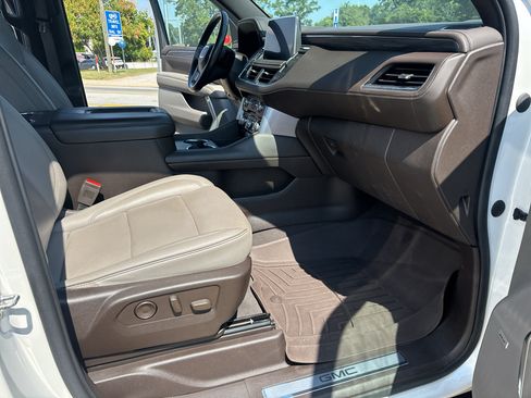 Used 2021 GMC Yukon XL SLT w/ SLT Premium Package RWD image 15