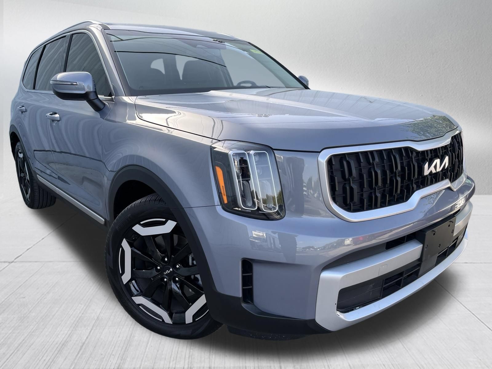 Used 2024 Kia Telluride EX w/ EX Captain's Chair Package AWD/4WD image 3