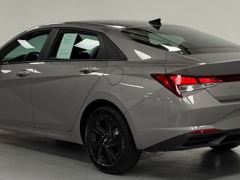 Used 2023 Hyundai Elantra SEL w/ Preferred Accessory Package FWD image 4
