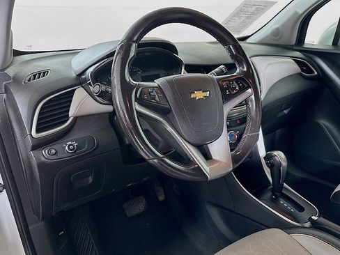 Used 2020 Chevrolet Trax LT w/ LT Convenience Package FWD image 9