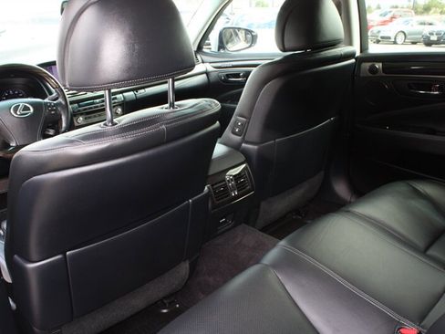Used 2013 Lexus LS 460 w/ Comfort Pkg image 22