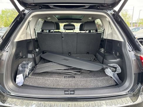 Used 2023 Volkswagen Tiguan SE w/ Panoramic Sunroof Package FWD image 12