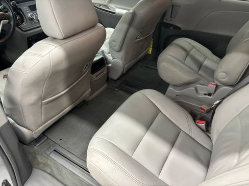 Used 2015 Toyota Sienna XLE w/ XLE Navigation Package FWD image 15