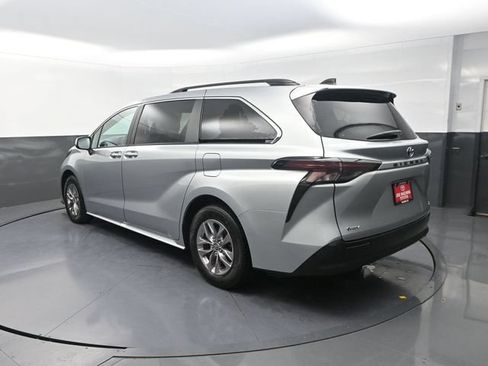 Used 2025 Toyota Sienna XLE FWD image 6