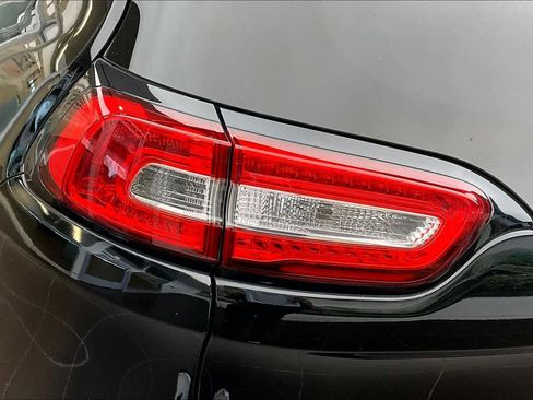 Used 2018 Jeep Cherokee Latitude FWD image 27