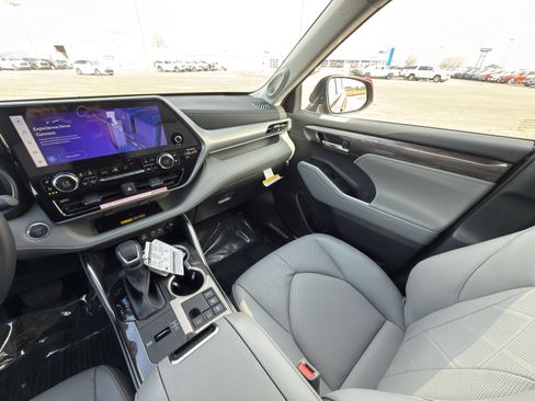 New 2026 Toyota Highlander Platinum image 19