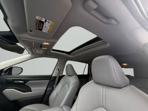 Used 2022 Toyota Highlander XLE image 18