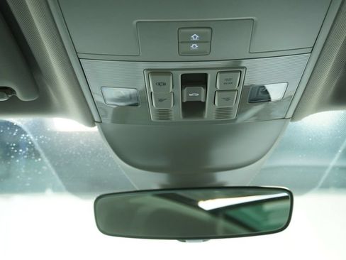 Used 2023 Volkswagen Taos SE w/ Panoramic Sunroof Package AWD/4WD image 18