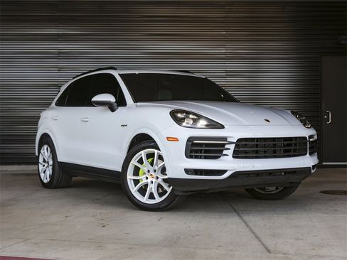 Certified 2023 Porsche Cayenne Platinum Edition image 9