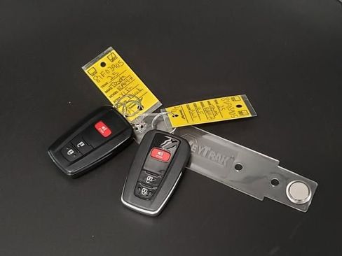 Used 2025 Toyota RAV4 XLE AWD/4WD image 26