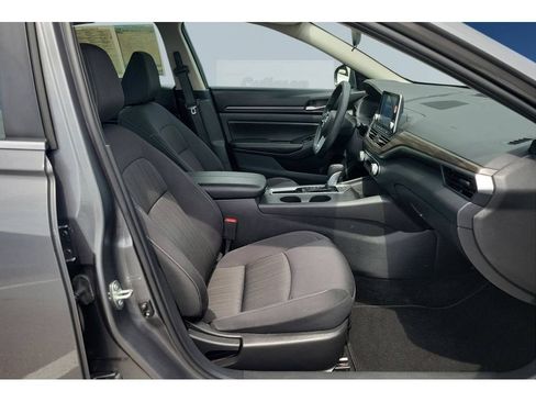 Used 2025 Nissan Altima 2.5 SV FWD image 21