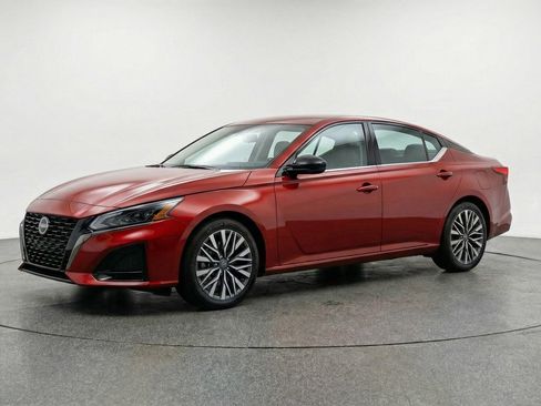 Used 2025 Nissan Altima 2.5 SV image 3