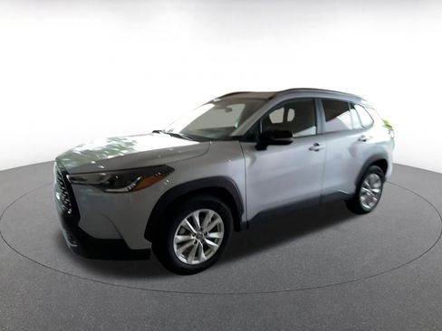 Used 2025 Toyota Corolla Cross LE image 8