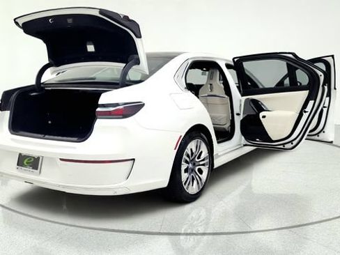 Used 2023 BMW i7 xDrive60 AWD/4WD image 18