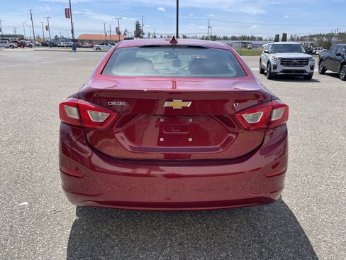 Used 2018 Chevrolet Cruze LT w/ LT Convenience Package FWD image 5