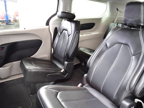 Used 2024 Chrysler Pacifica Touring-L FWD image 11