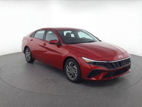 Certified 2024 Hyundai Elantra SEL FWD image 2