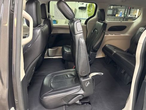 Used 2022 Chrysler Pacifica Touring-L FWD image 30