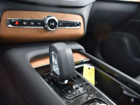 New 2024 Volvo XC90 T8 Plus w/ Protection Package Premier image 31