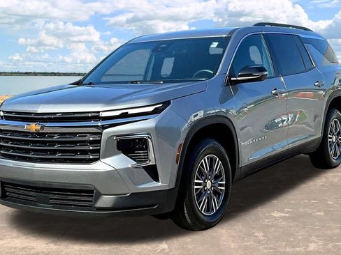 Used 2026 Chevrolet Traverse LT w/ Driver Confidence Package FWD image 4