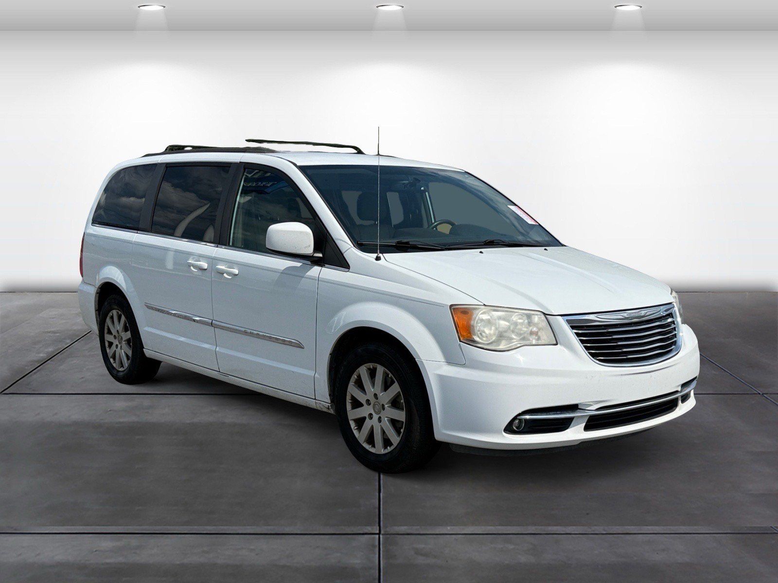 Used 2016 Chrysler Town & Country Touring FWD image 2