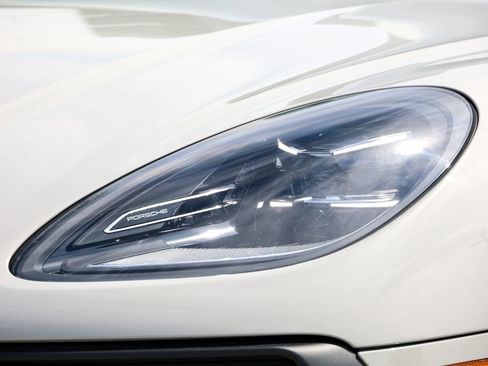 Certified 2025 Porsche Macan S AWD/4WD image 8