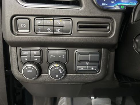 Used 2024 Chevrolet Tahoe Z71 w/ Luxury Package image 19