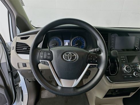 Used 2018 Toyota Sienna L image 11