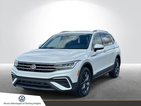 Used 2023 Volkswagen Tiguan SE w/ Panoramic Sunroof Package image 1
