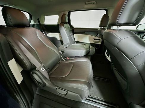 Used 2024 Kia Carnival LX image 27