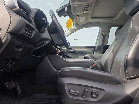 Used 2021 Toyota Highlander Limited image 11