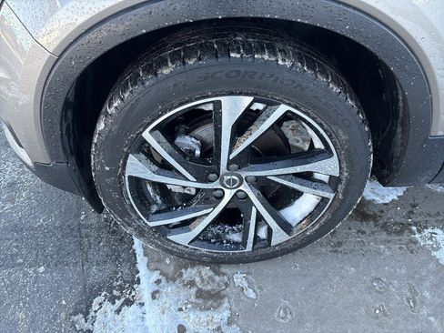 Used 2022 Volvo XC40 T5 R-Design w/ Climate Package image 12