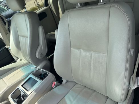 Used 2012 Chrysler Town & Country Touring w/ Entertainment Group #1 FWD image 15