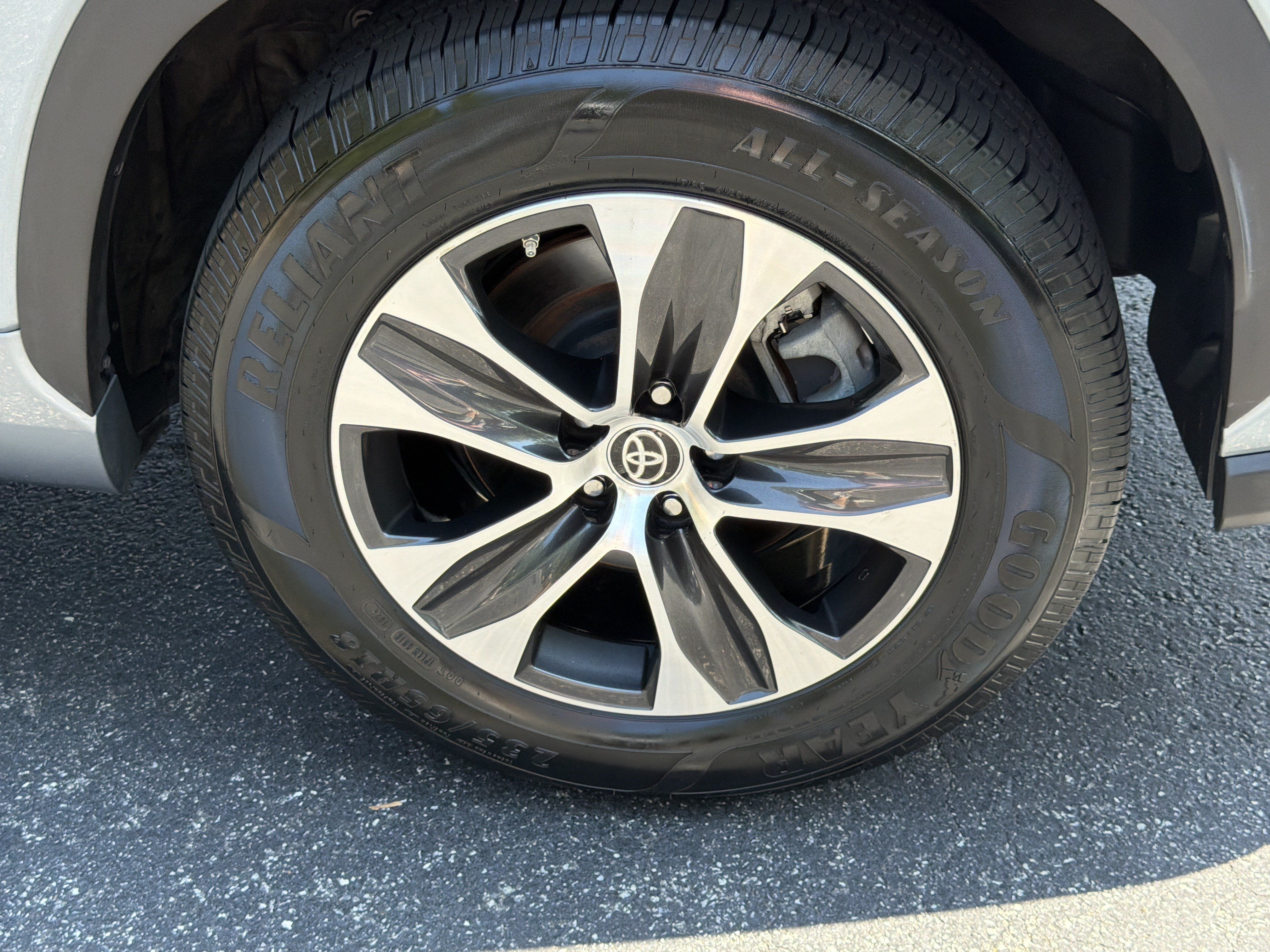 Used 2020 Toyota Highlander XLE FWD image 20
