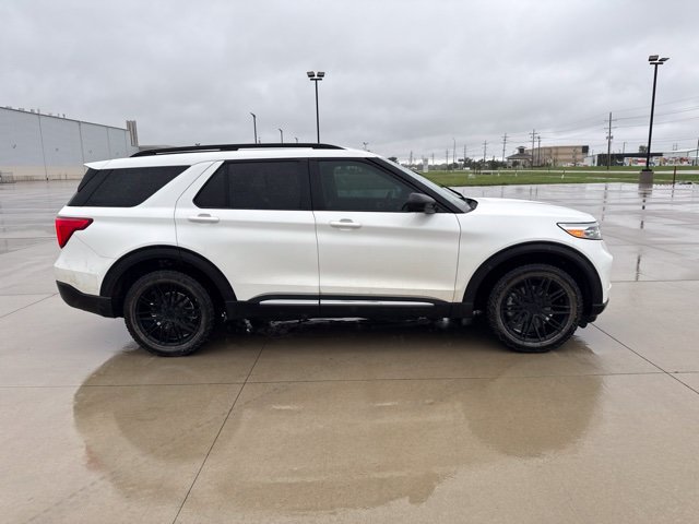 Used 2023 Ford Explorer XLT AWD/4WD image 4