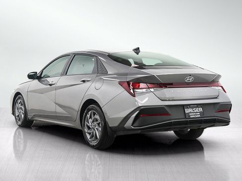 Used 2024 Hyundai Elantra SEL FWD image 3