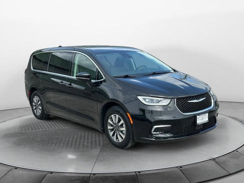 Used 2024 Chrysler Pacifica Select image 1