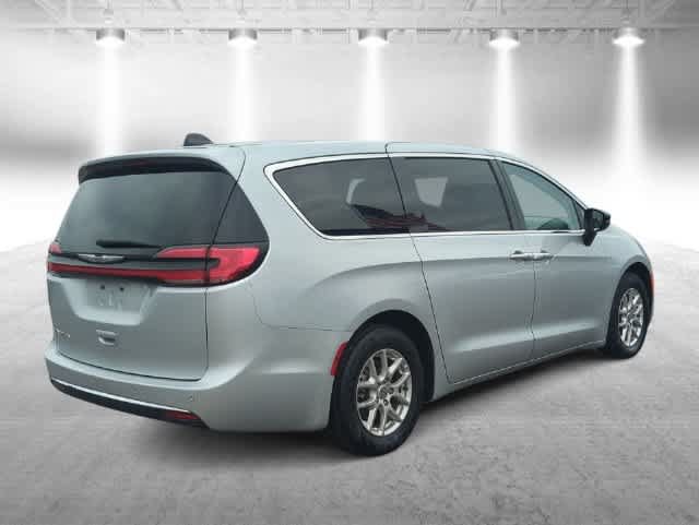 Certified 2024 Chrysler Pacifica Touring-L FWD image 8