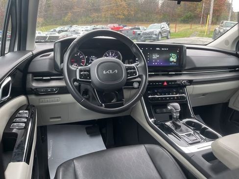 Used 2024 Kia Carnival EX image 32