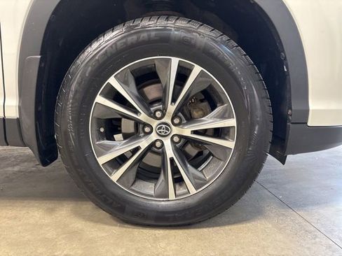 Used 2019 Toyota Highlander Plus AWD/4WD image 11