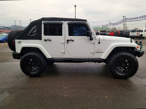 Used 2014 Jeep Wrangler Unlimited Sahara w/ Connectivity Group image 22