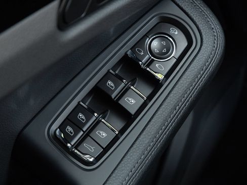 Certified 2026 Porsche Macan AWD/4WD image 19