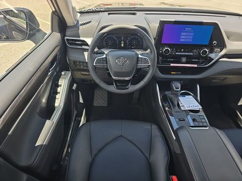 New 2026 Toyota Highlander Platinum AWD/4WD image 16