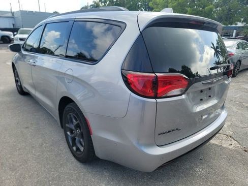 Used 2020 Chrysler Pacifica Touring-L Plus FWD image 3